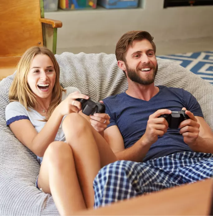 gamer couple playing 